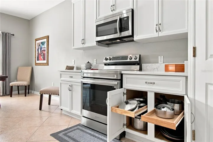 LOWER PULL-OUT SHELVES