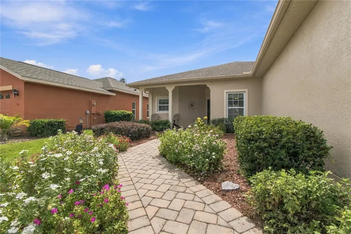 BEAUTIFUL CURB APPEAL