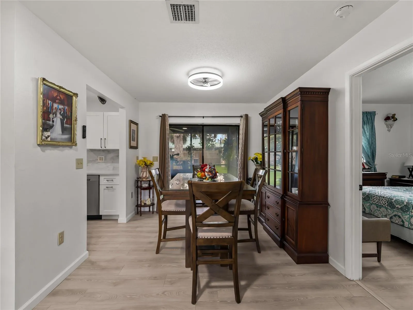 DiningRoom_20307SilentAve_PortCharlotte_NaturalLight_SliderView.jpg