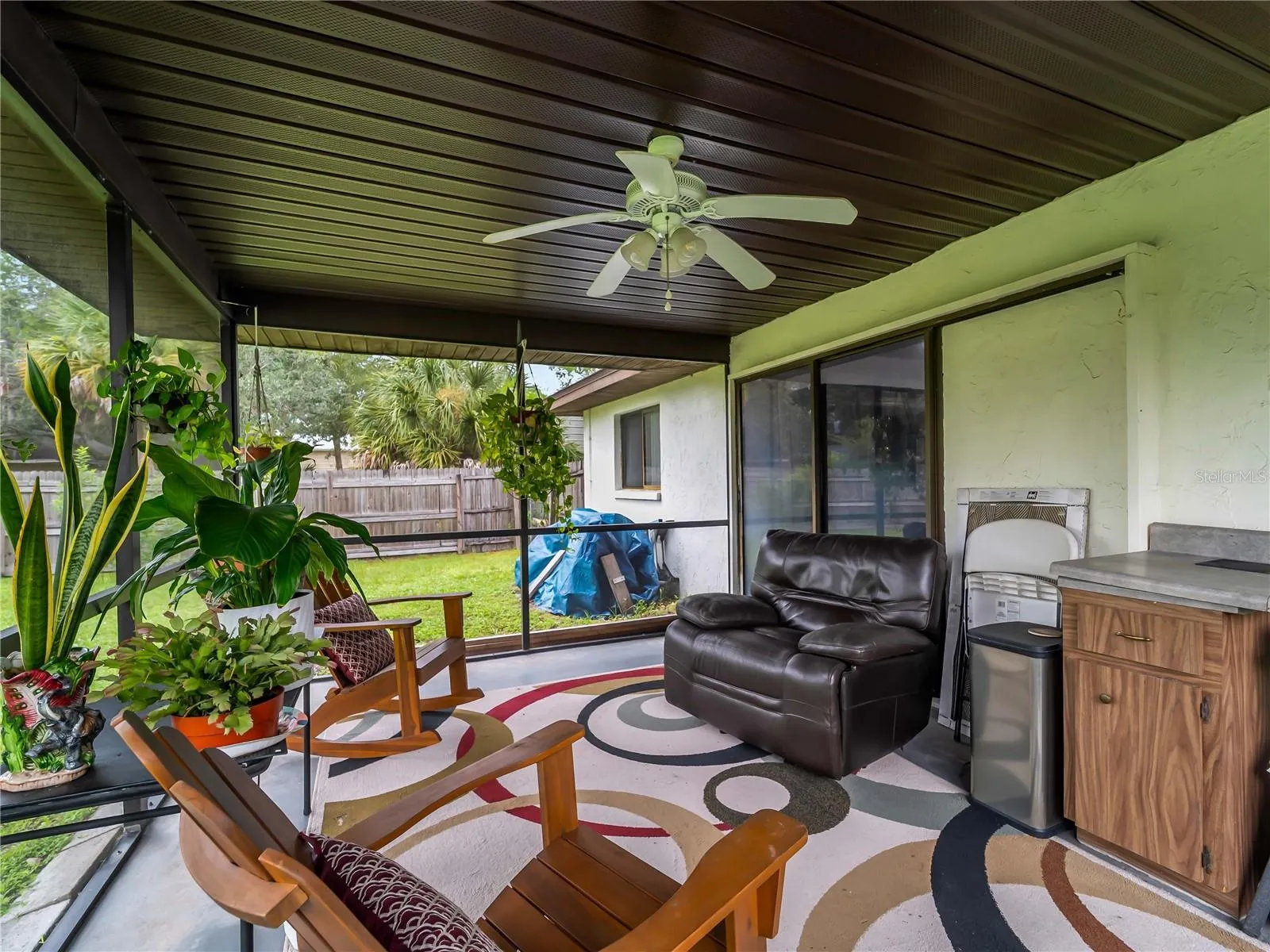 ScreenedLanai_20307SilentAve_PortCharlotte_OutdoorLiving_SliderView.jpg