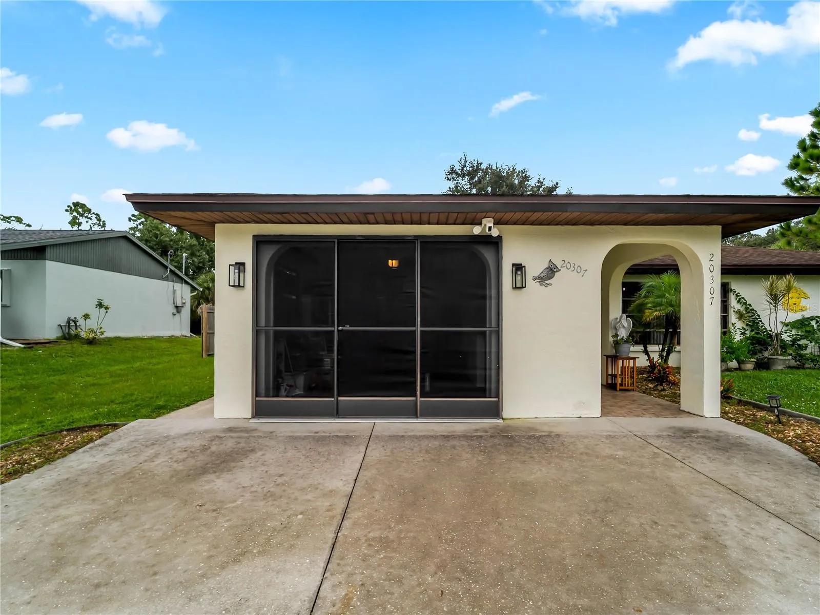 Garage_20307SilentAve_PortCharlotte_ScreenDoor_Wide.jpg