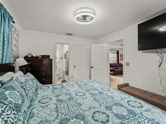 PrimarySuite_20307SilentAve_PortCharlotte_CeilingFan_Wide.jpg