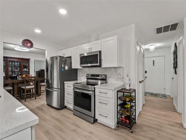 Kitchen_20307SilentAve_PortCharlotte_StainlessAppliances_Corner.jpg