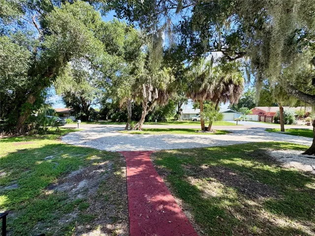 Circular shell driveway