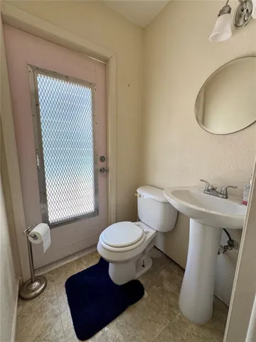 Pool access 1/2 bath