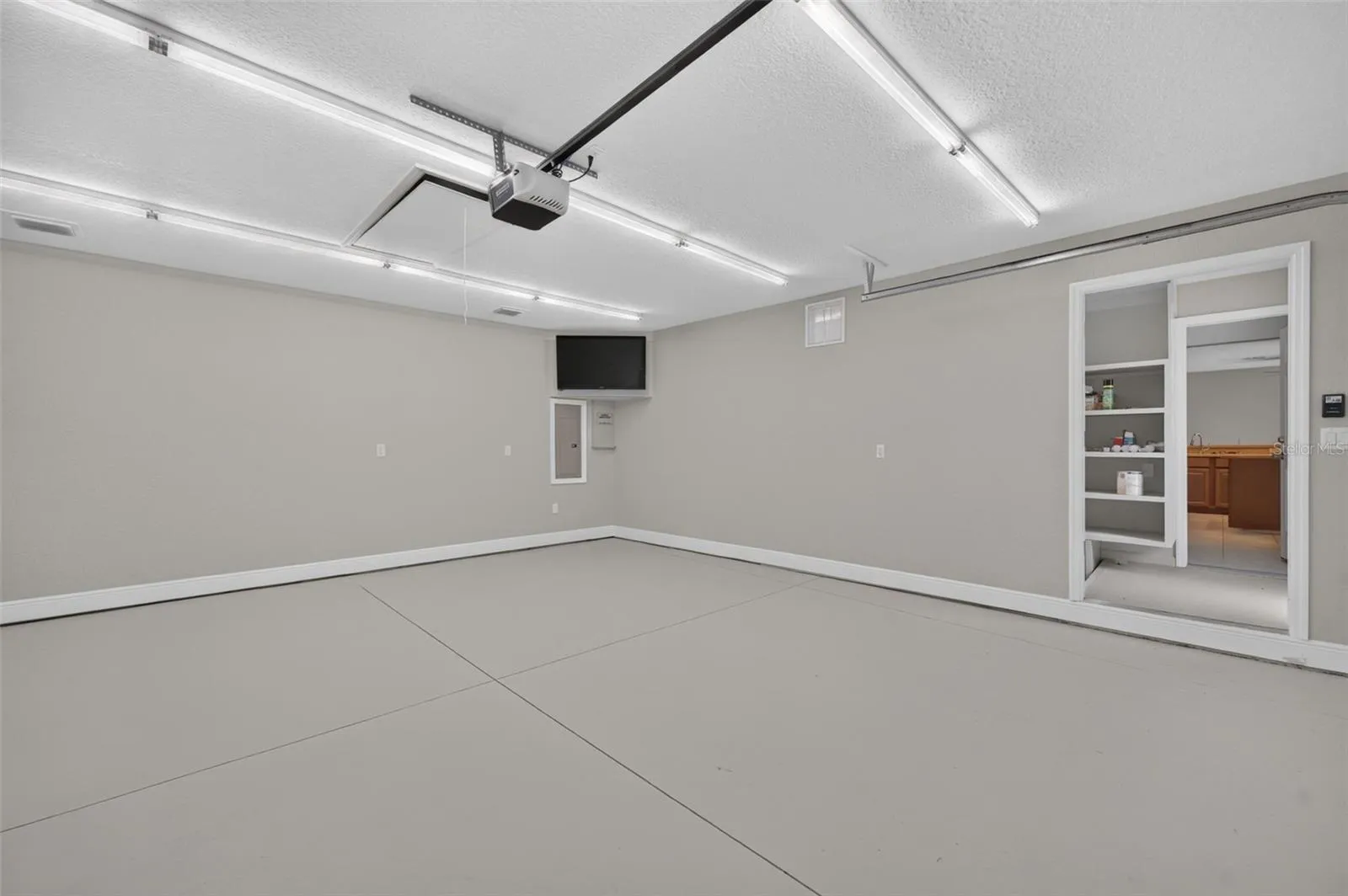 Garage: AC, privacy screen, and plenty of lighting