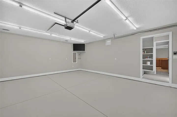 Garage: AC, privacy screen, and plenty of lighting