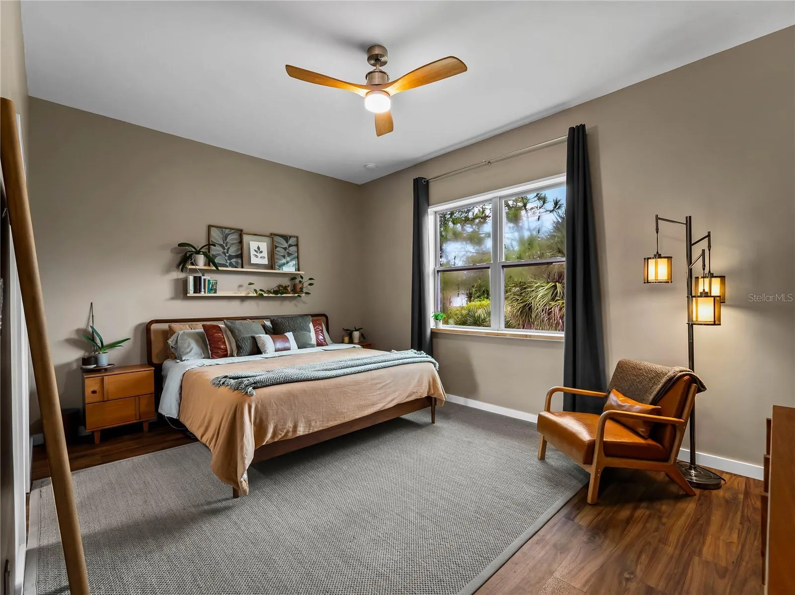 PrimarySuite_8163WalbertSt_PortCharlotte_SittingArea_Wide.jpg