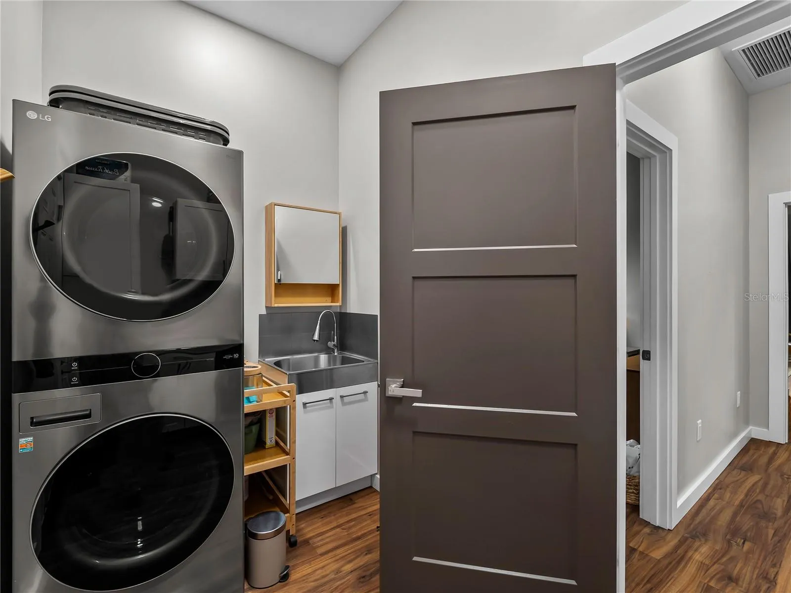 Laundry_8163WalbertSt_PortCharlotte_Corner.jpg