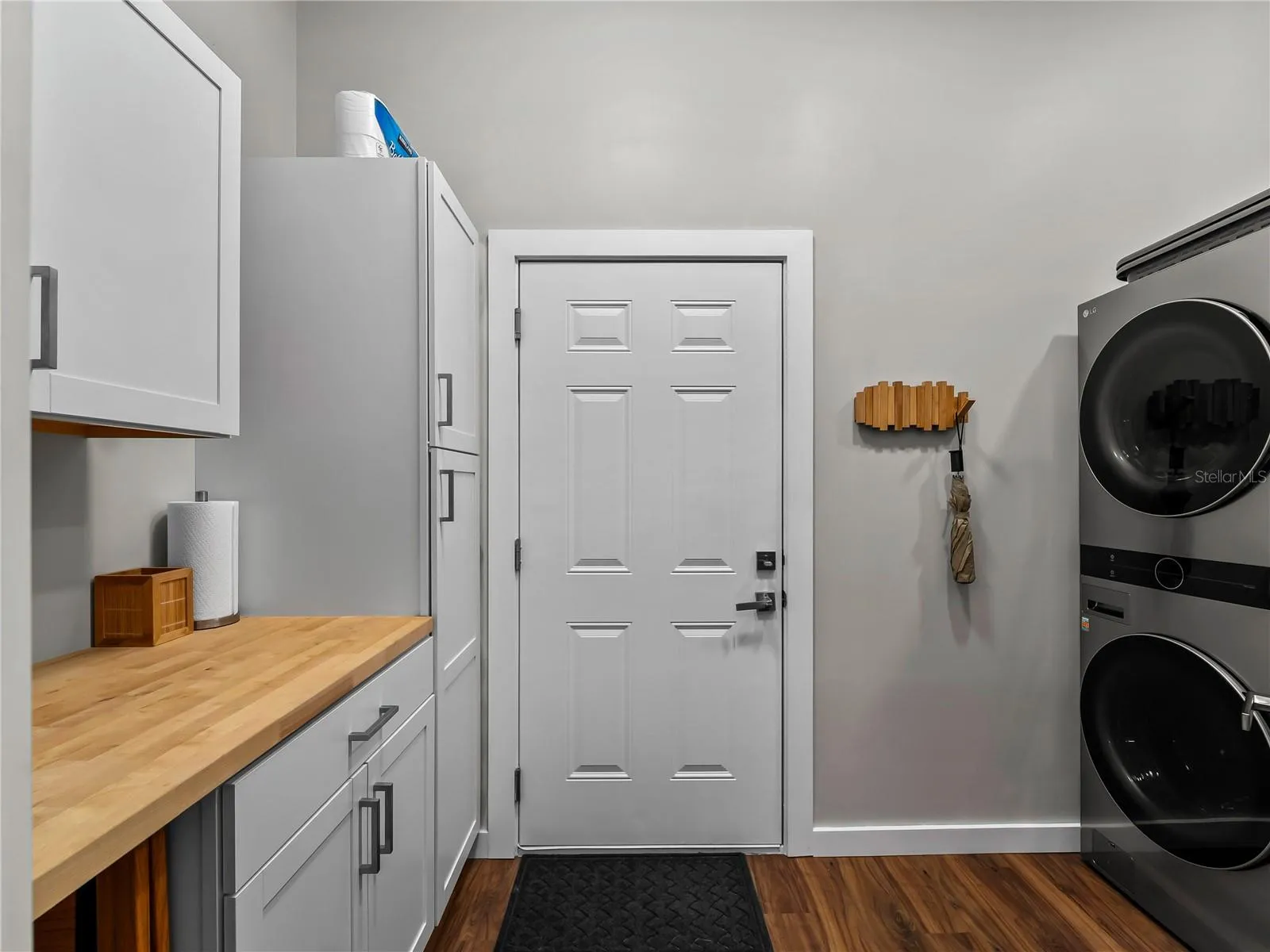 Laundry_8163WalbertSt_PortCharlotte_Cabinetry_Wide.jpg