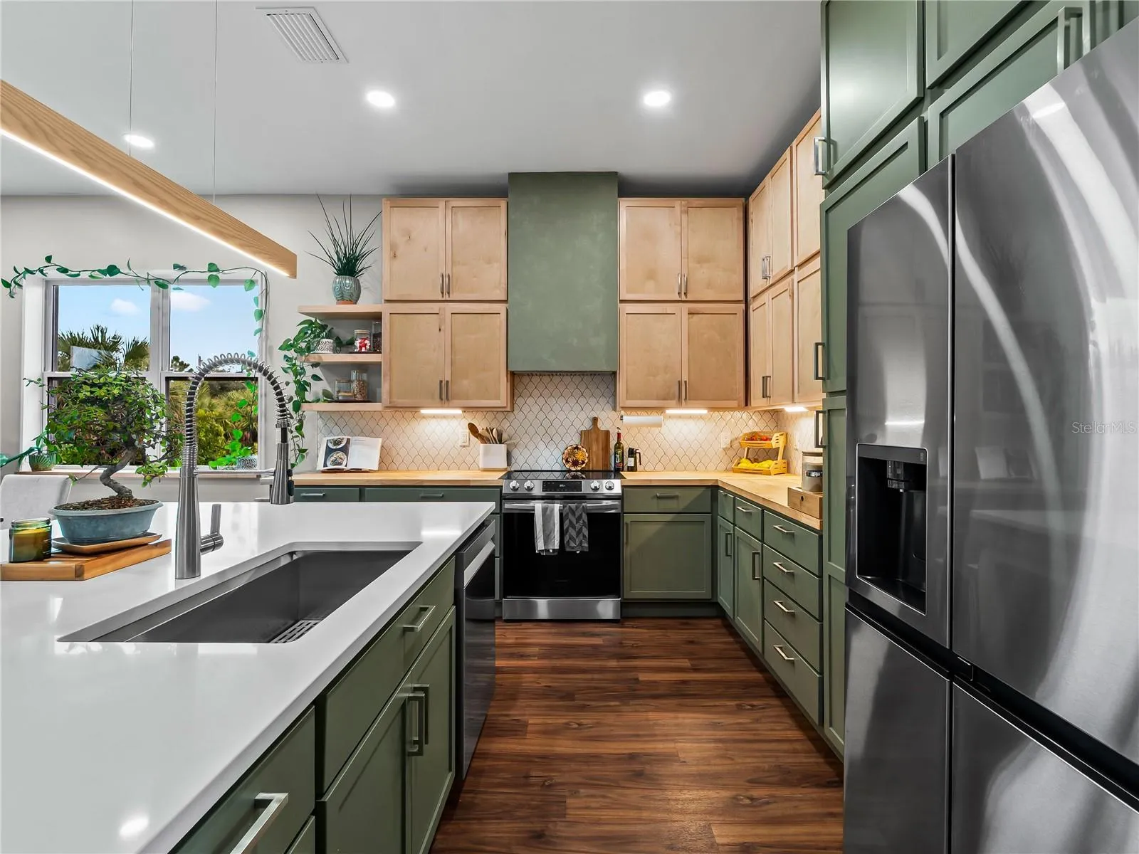 Kitchen_8163WalbertSt_PortCharlotte_KitchenIsland_Corner.jpg