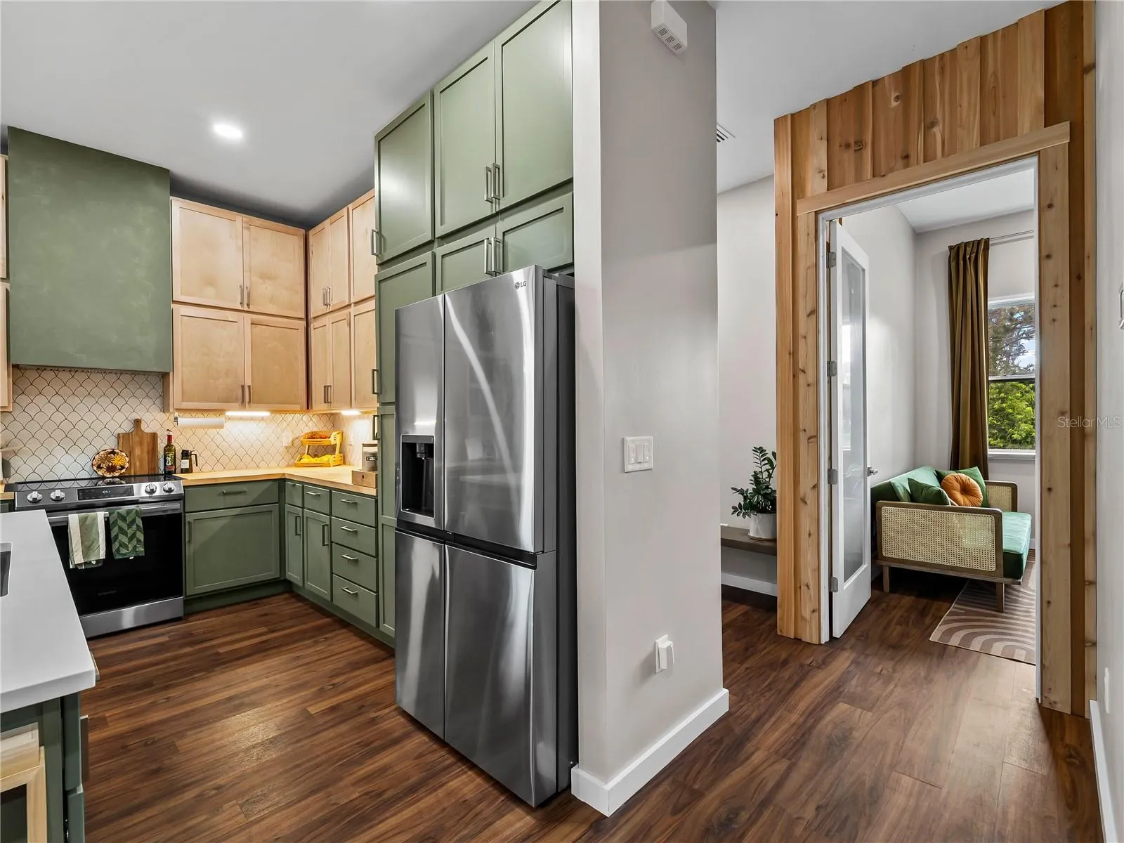 Kitchen_8163WalbertSt_PortCharlotte_StainlessAppliances_Wide.jpg
