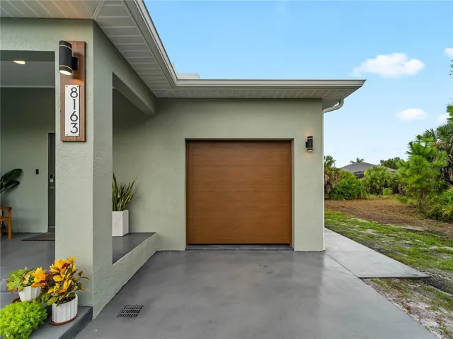 Garage_8163WalbertSt_PortCharlotte_Corner.jpg