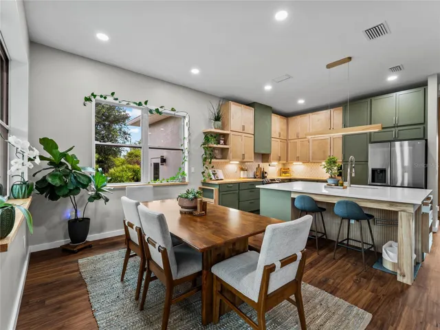 DiningRoom_8163WalbertSt_PortCharlotte_OpenConcept_Corner.jpg