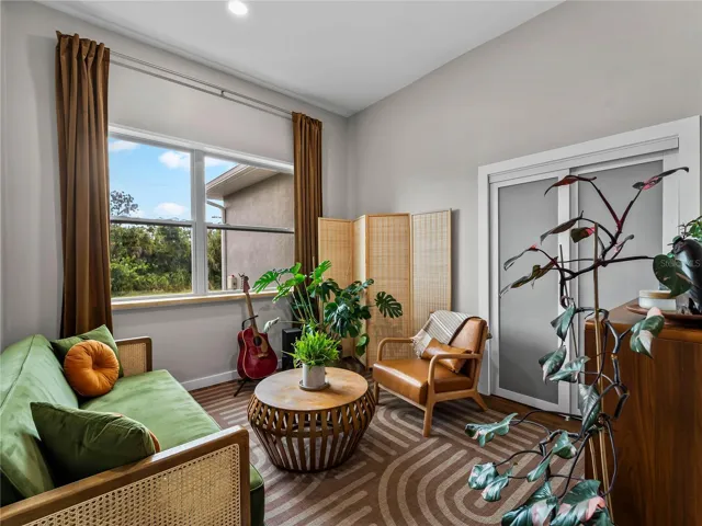FlexRoom_8163WalbertSt_PortCharlotte_NaturalLight_Wide.jpg