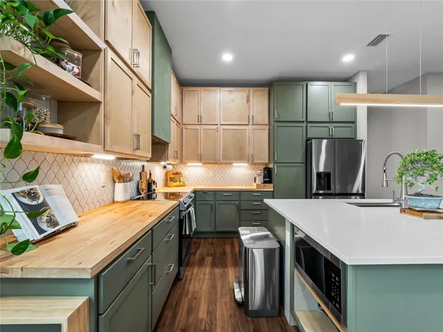 Kitchen_8163WalbertSt_PortCharlotte_OpenShelving_Close.jpg