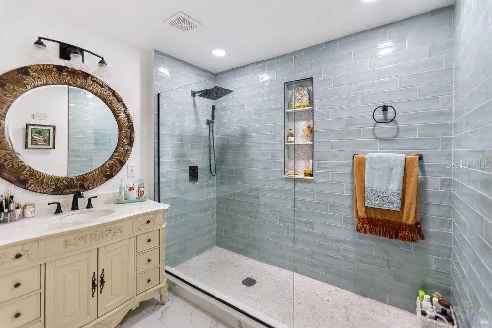 en suite primary bathroom