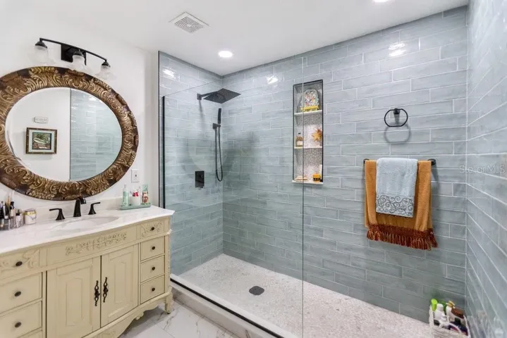 en suite primary bathroom