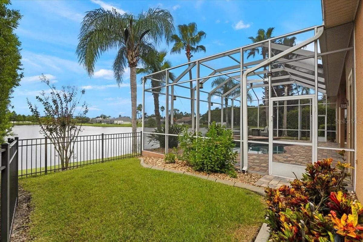 Aluminum Fenced Side Yard