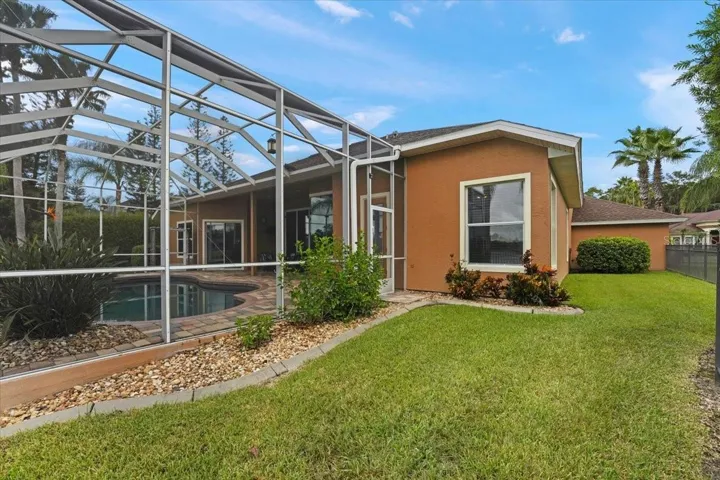 Aluminum Fenced Side Yard