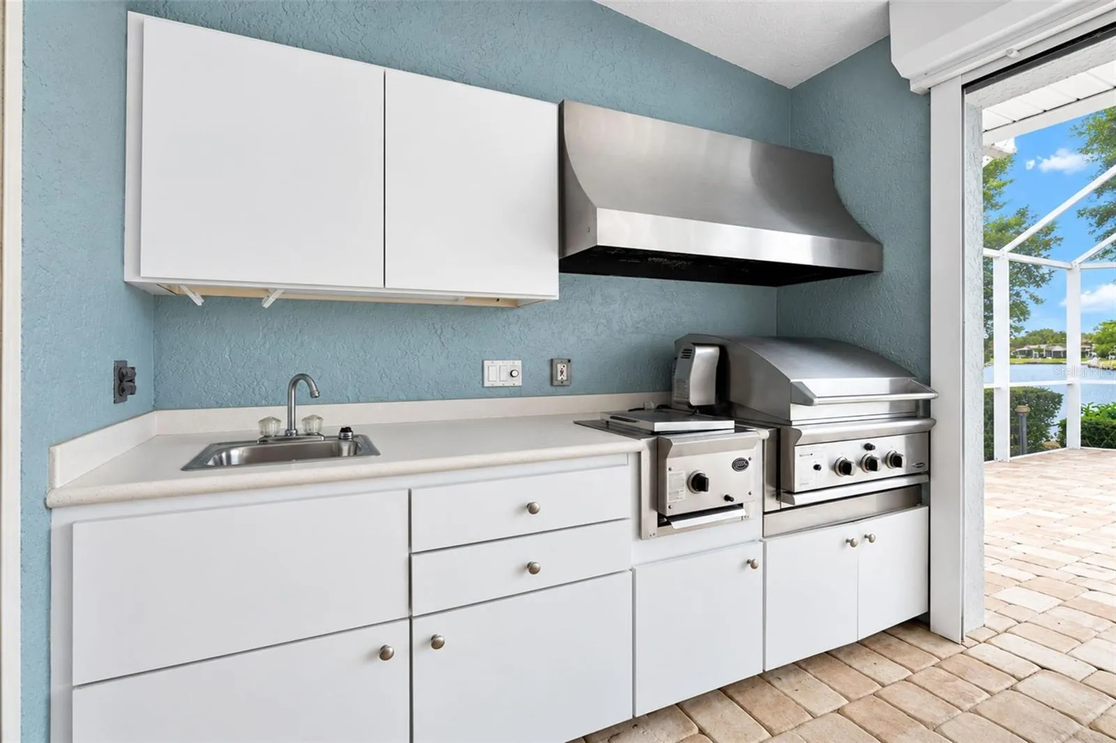 Gas Grill/ Outdoor Kitchen