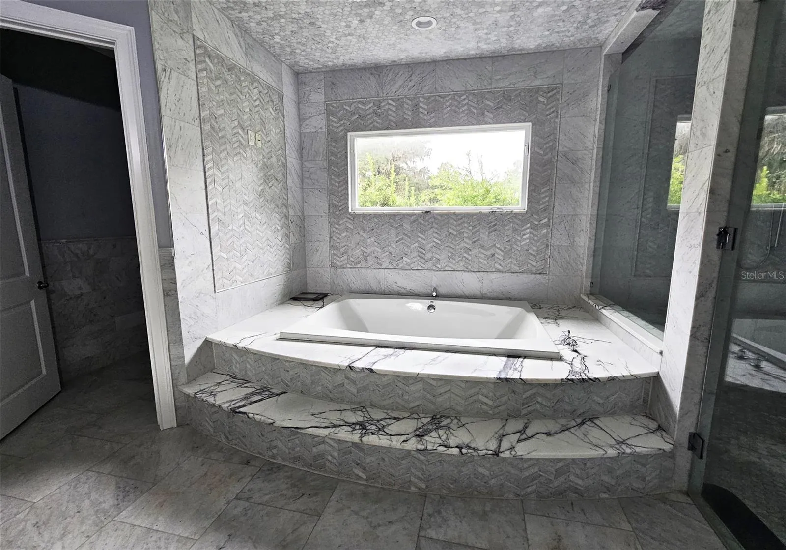 master tub-water closet