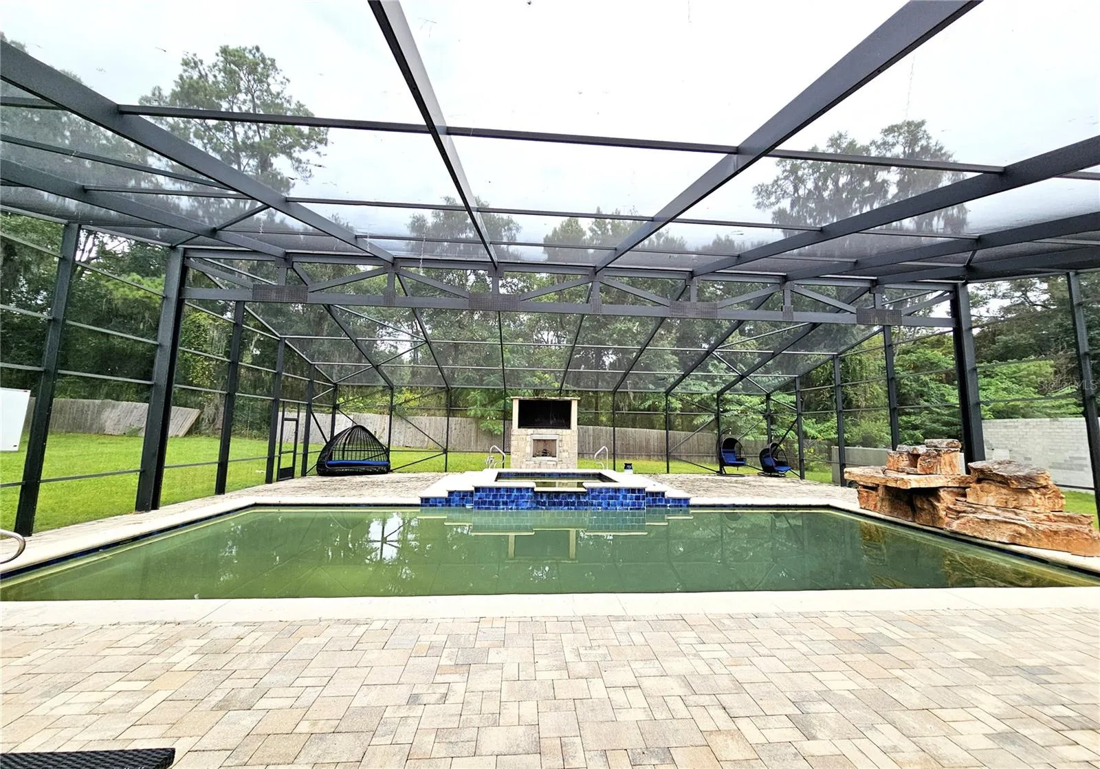 pool_jacuzzi_water feature_flatscreen tv_ fireplace