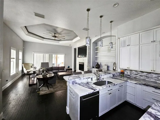 kitchen/ living