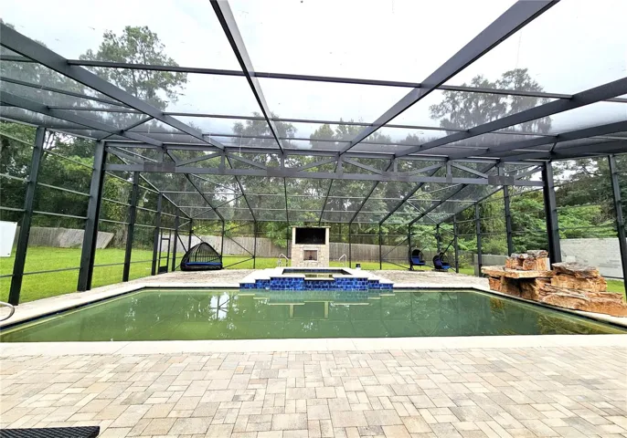 pool_jacuzzi_water feature_flatscreen tv_ fireplace