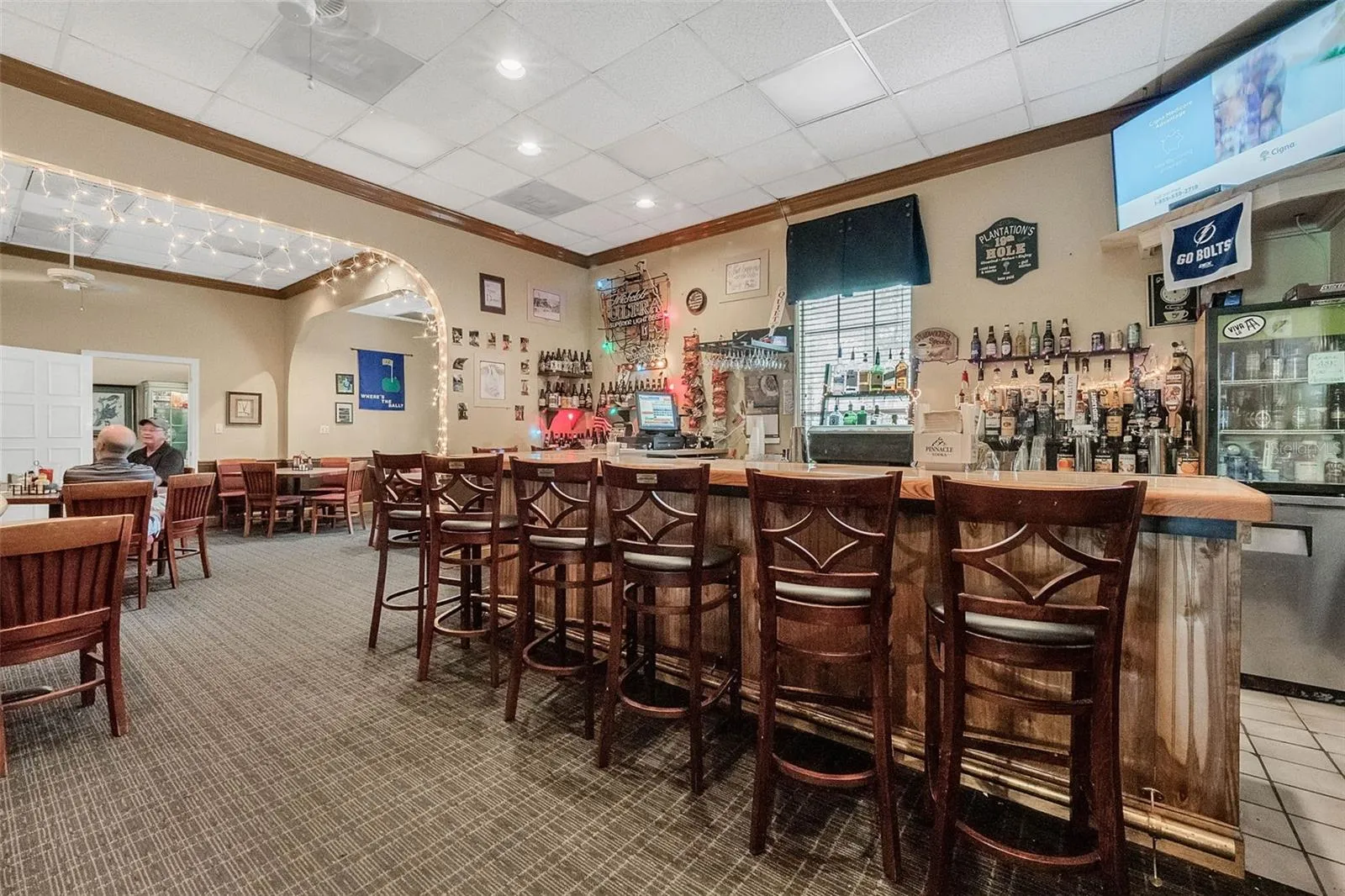 Community amenity: restaurant bar and dining area