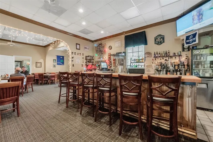 Community amenity: restaurant bar and dining area