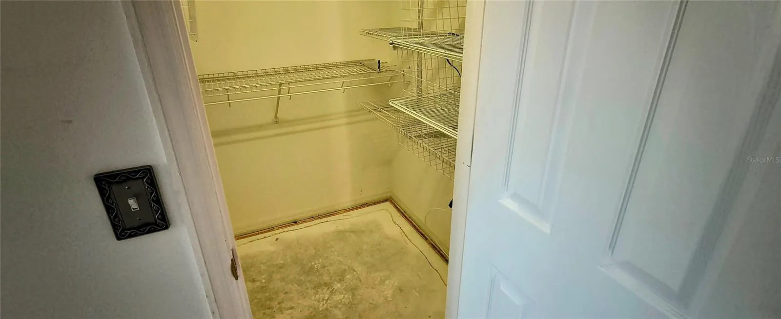 WALK-IN CLOSET