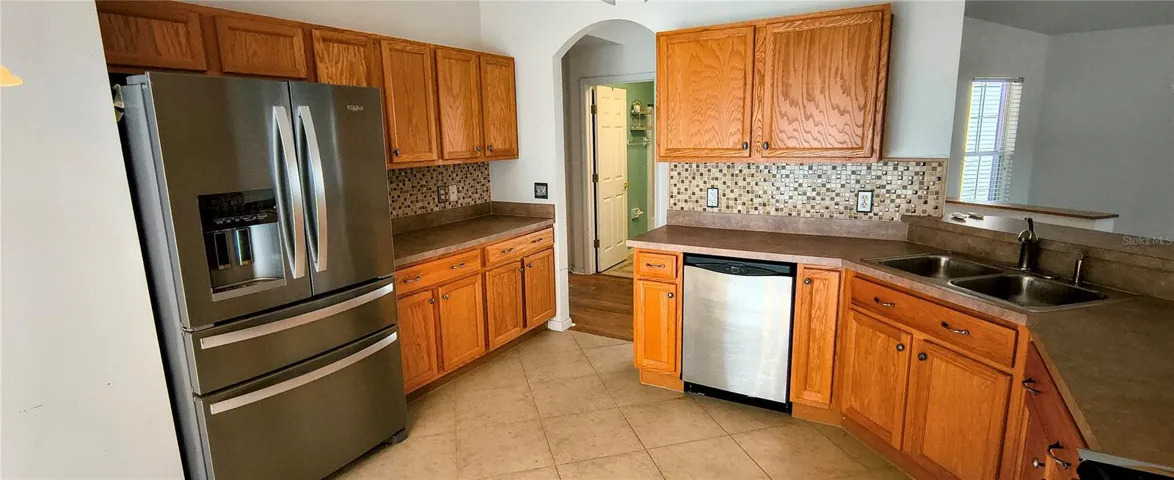LARGE KITCHEN
