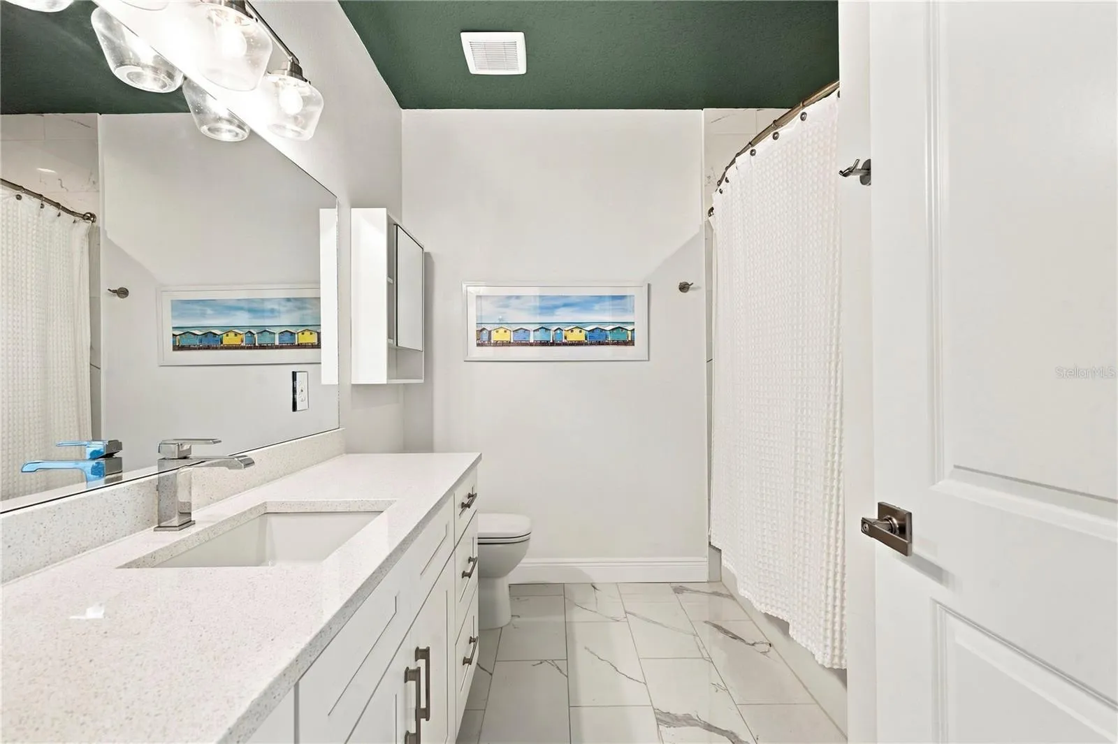3rd floor hall bath