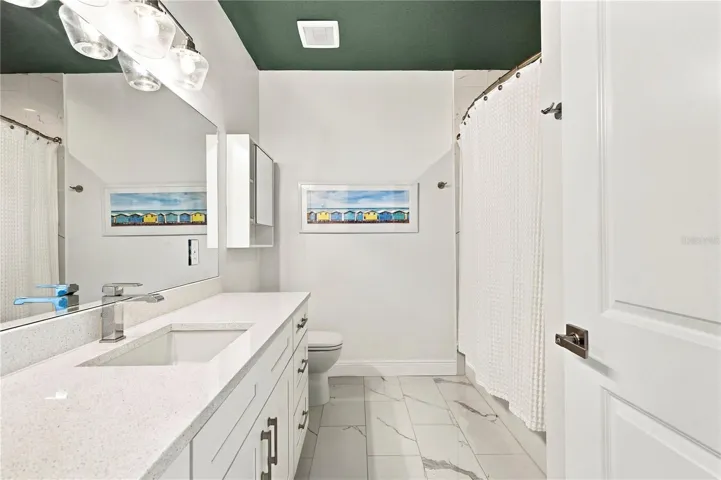 3rd floor hall bath