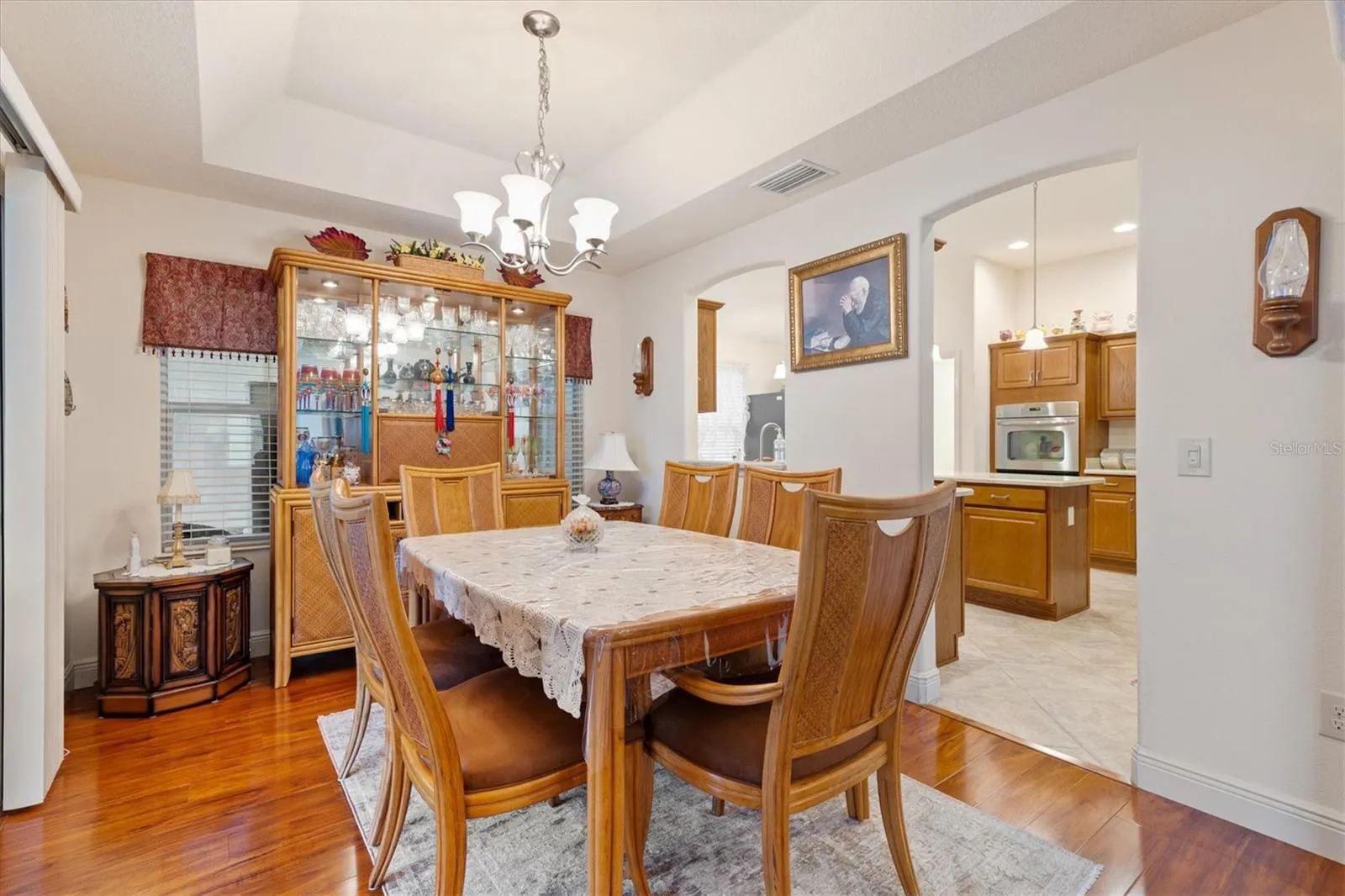 Dining Roo with tray ceiling.