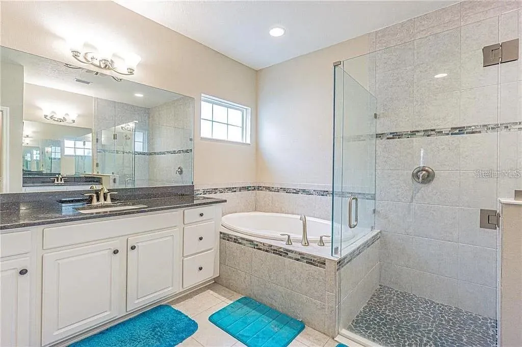 Master bathroom Floor 1