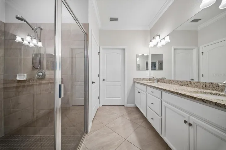 DOUBLE SINKS IN PRIMARY BATH