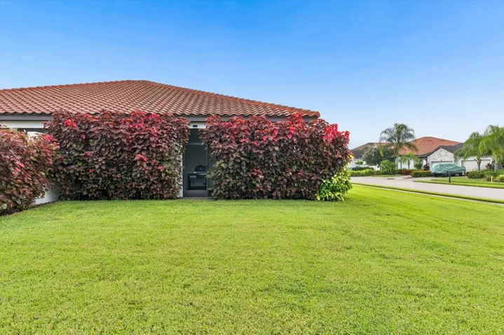 LUSH PRIVATE LANSCAPED LANAI
