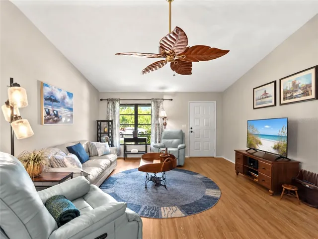 Generous sized living rm