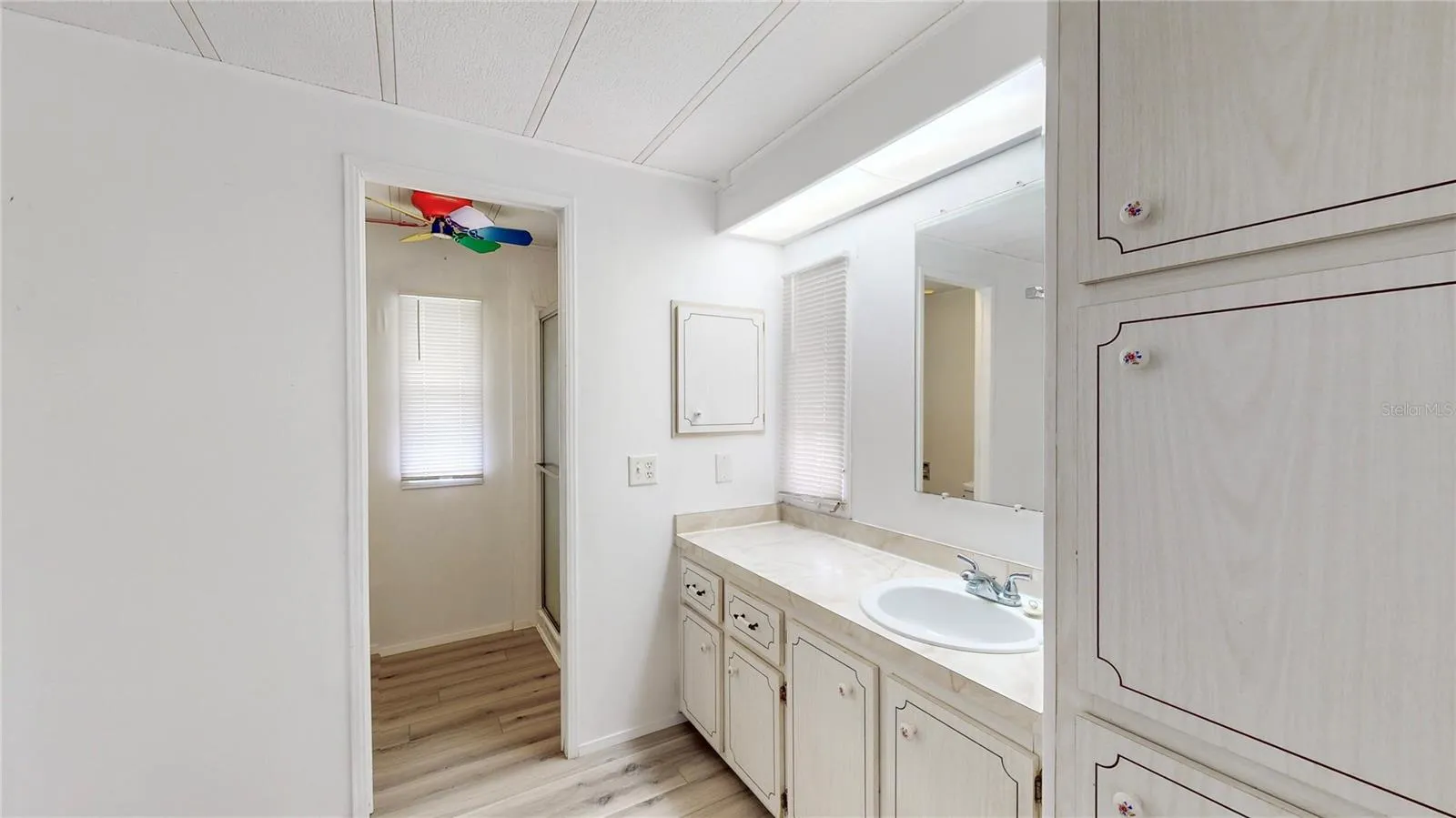 Primary en suite bathroom