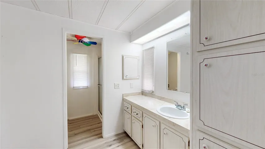 Primary en suite bathroom