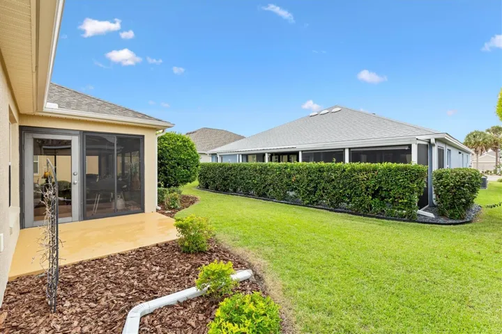 Side of Florida Room - Notice Neighbors Privacy Bushes