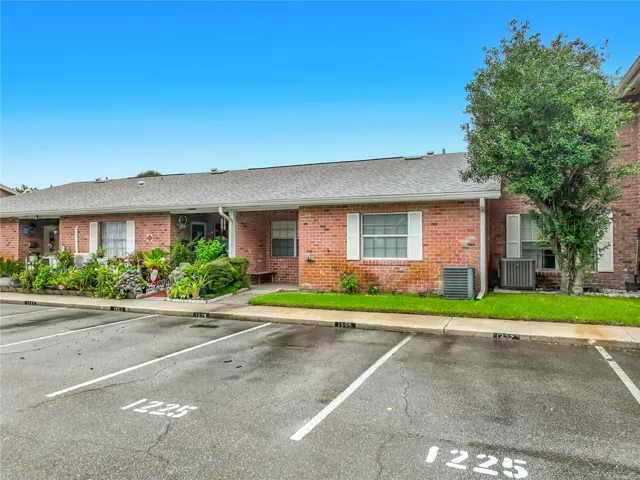 Welcome to 1225 Carriage Ln in the conveniently located Candlewyck East community.