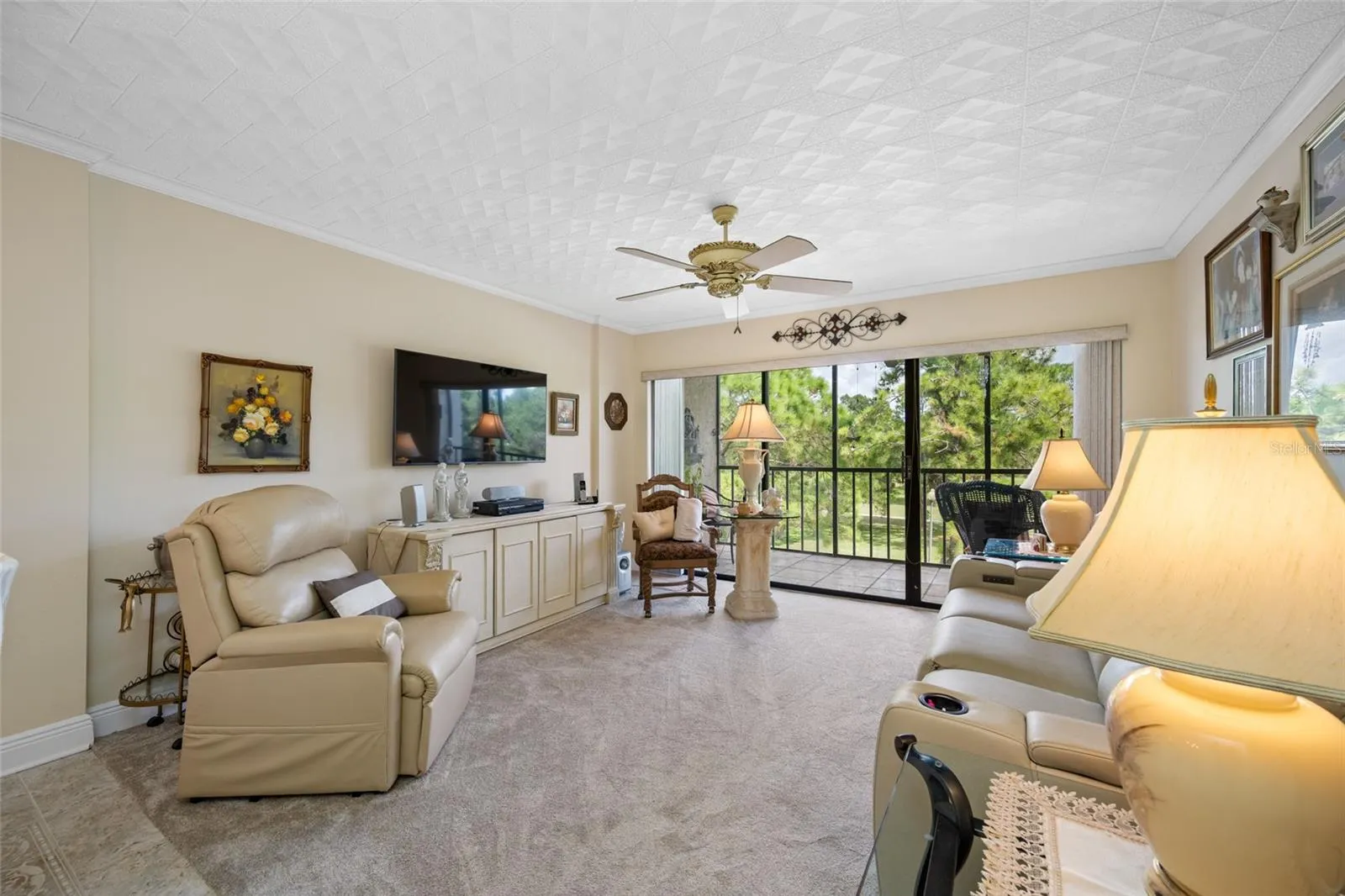 Living Area with direct access to the lanai