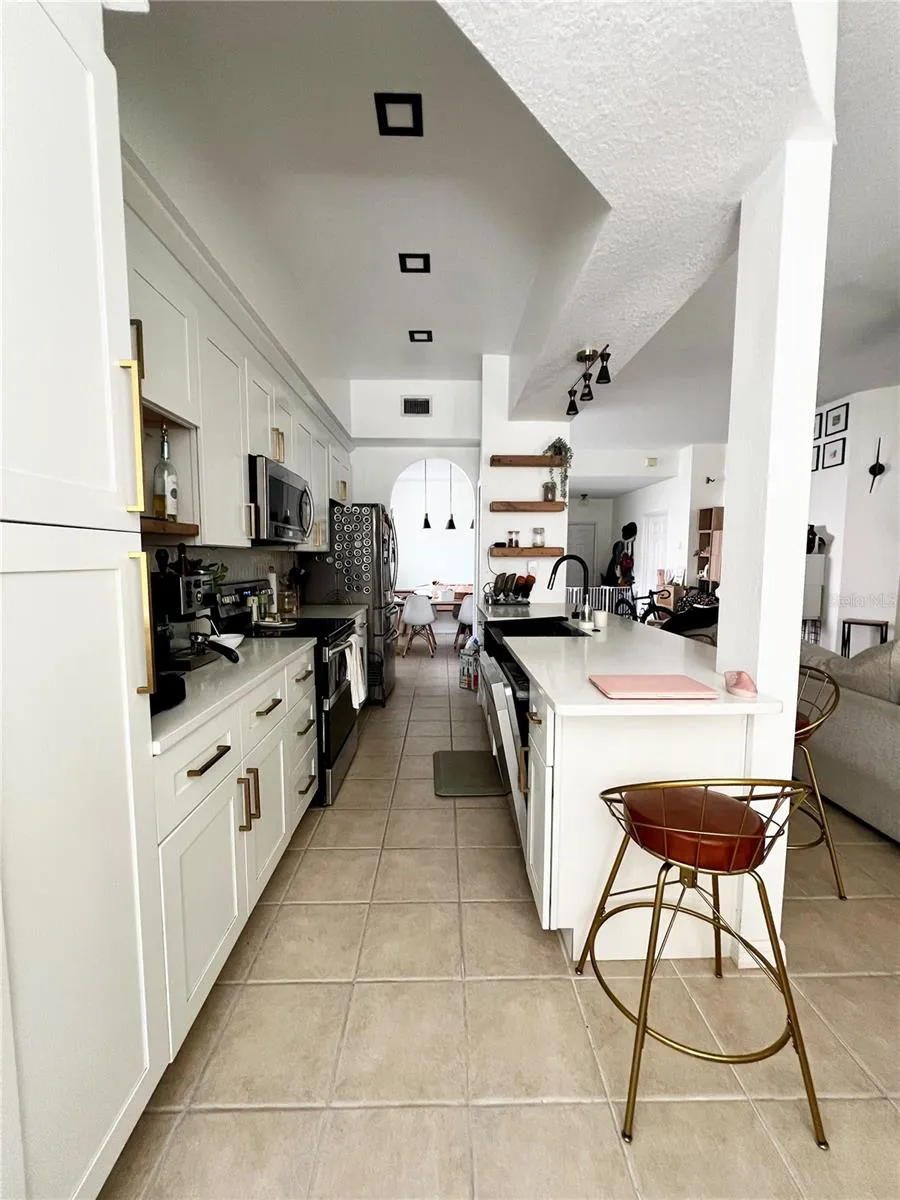 WHITE AND GOLD BRAND NEW KITCHEN