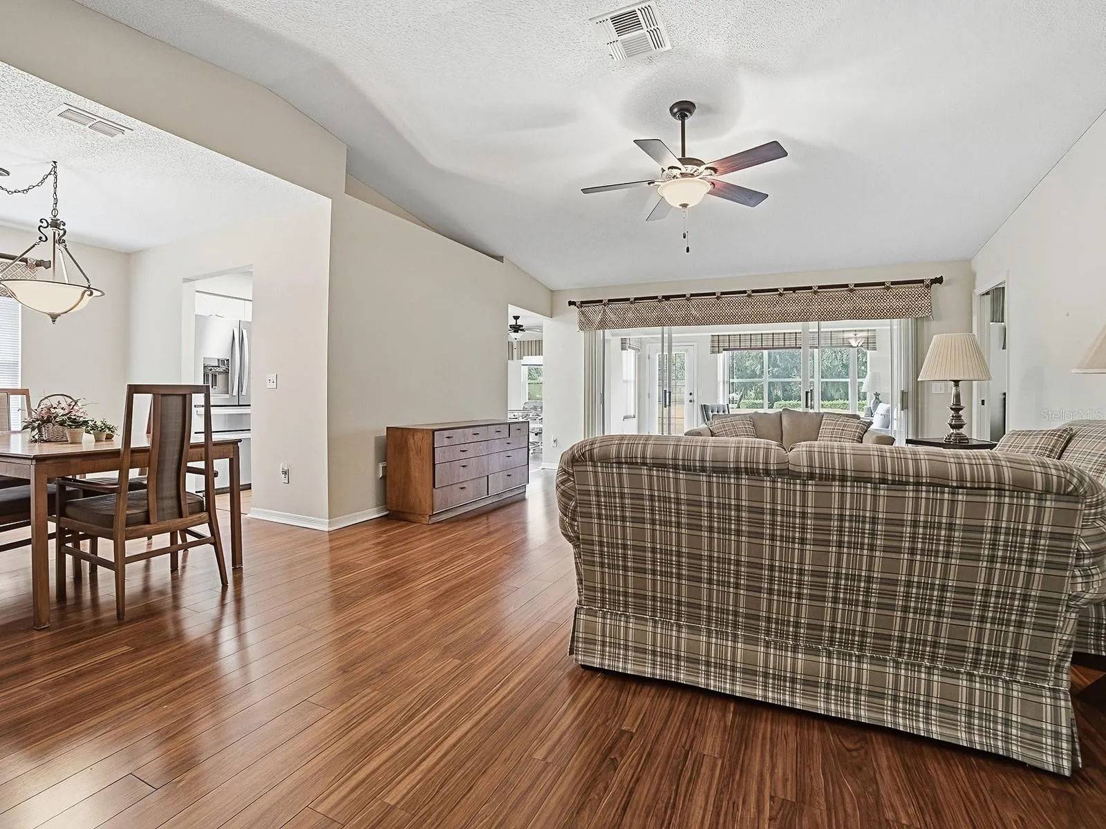 DINING AREA TO THE LEFT