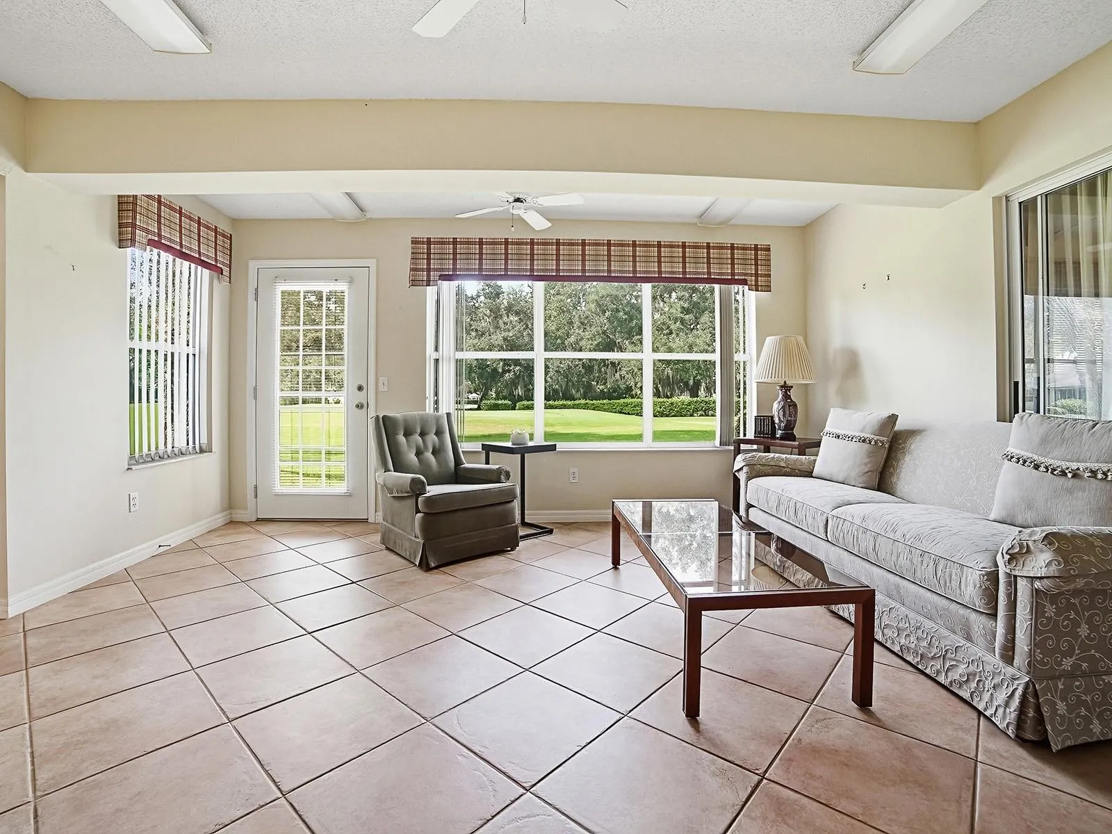 LARGE AND ENCLOSED LANAI TO ENJOY THE VIEW