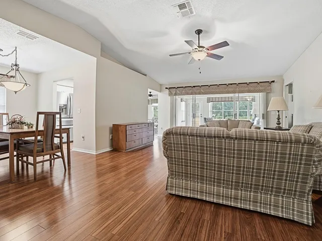 DINING AREA TO THE LEFT