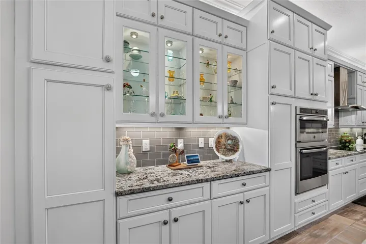 Upgraded Kitchen Cabinetry w/Pullout Drawers